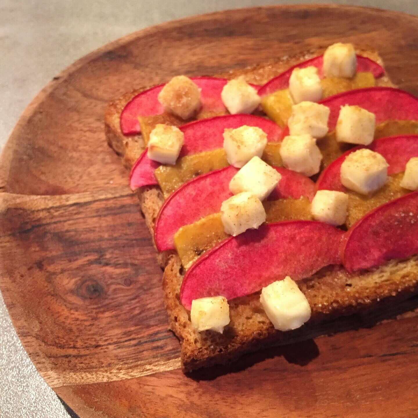 Kiki apple cinnamon dust french toast with apple on wooden plate purezento for me website www.purezentoforme.com