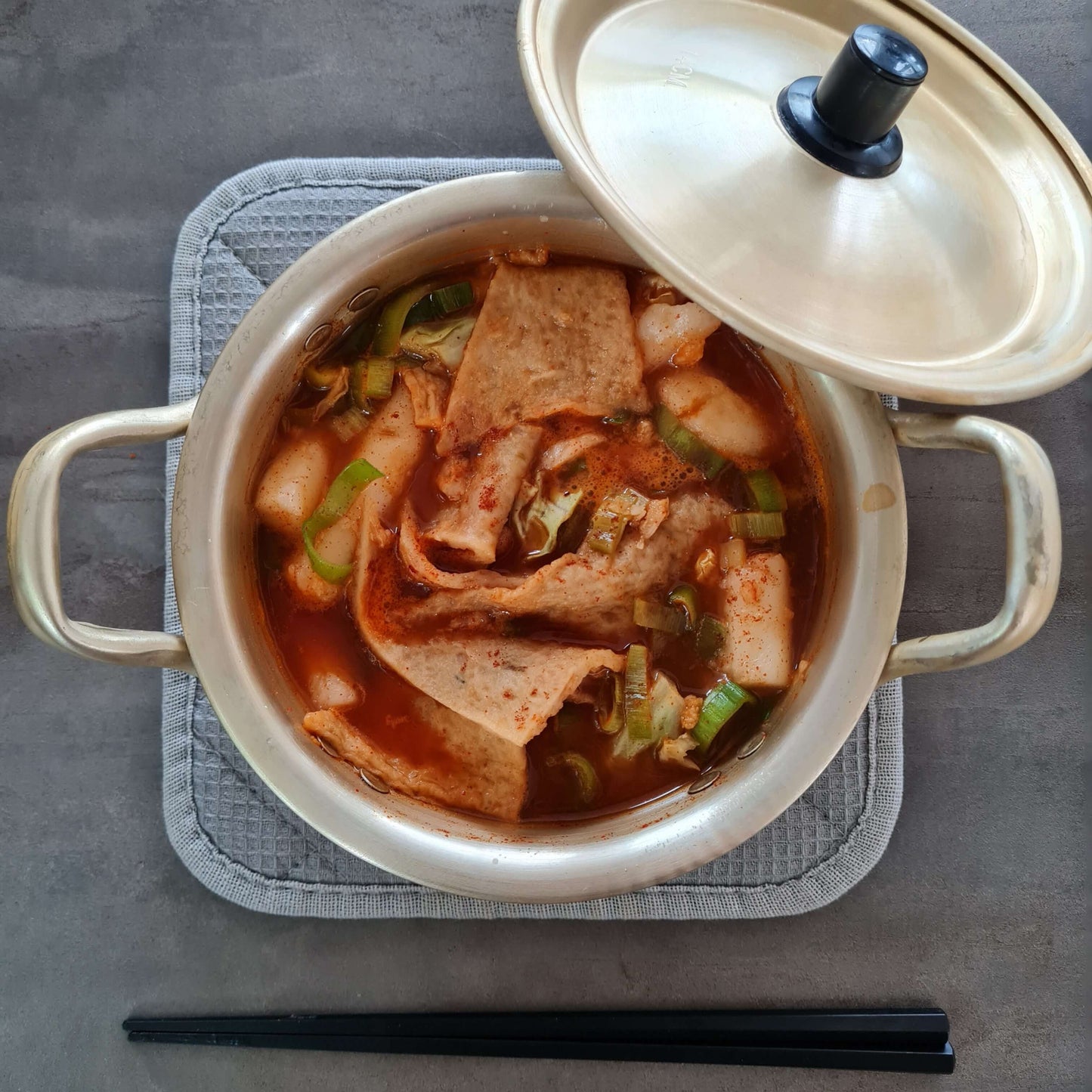 Kiki chili mix topokki in cooking pot purezento for me website www.purezentoforme.com