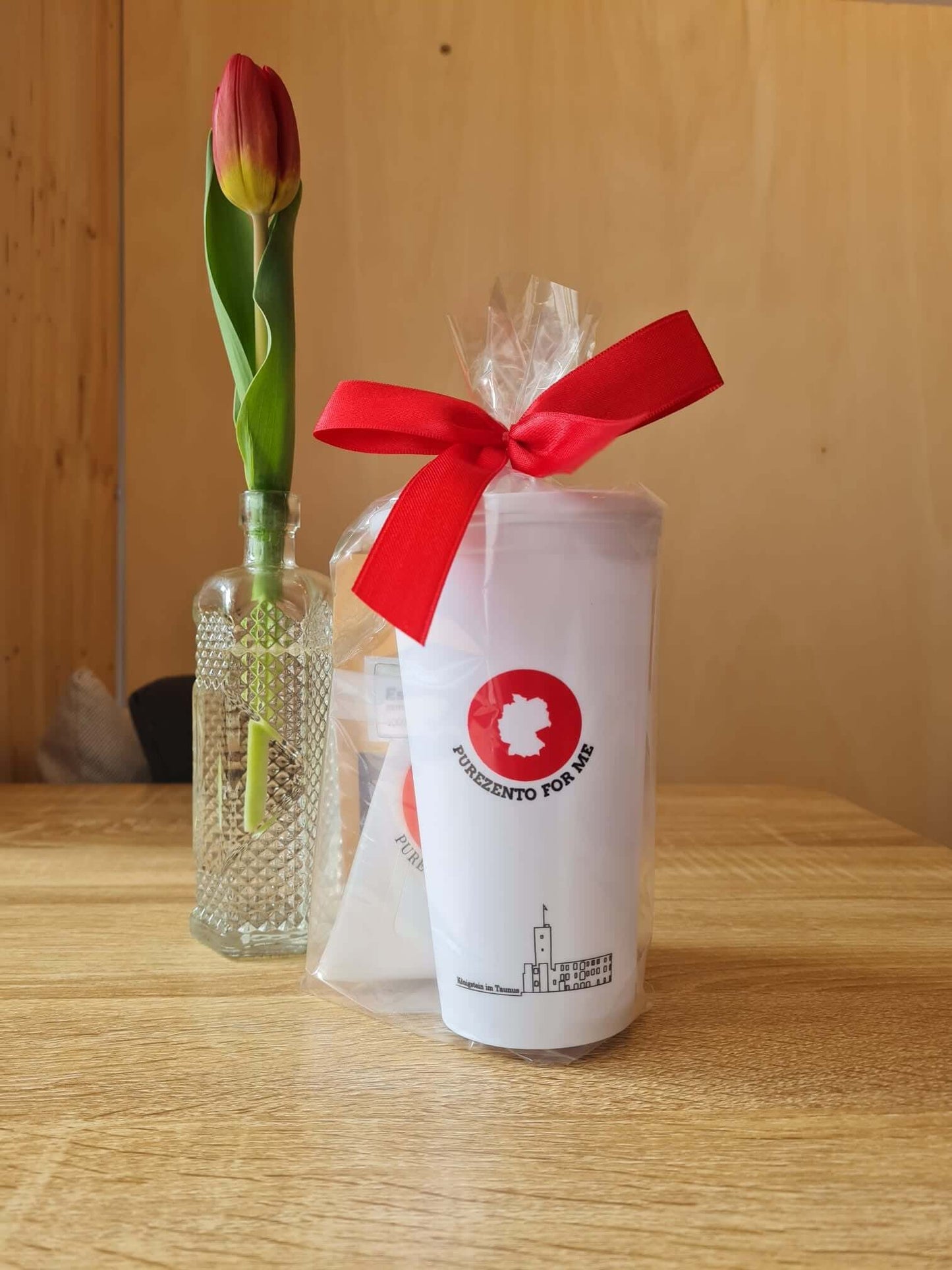 purezento for me coffee to go set cup with coffee and filter and red ribbon in table purezento for me website www.purezentoforme.com