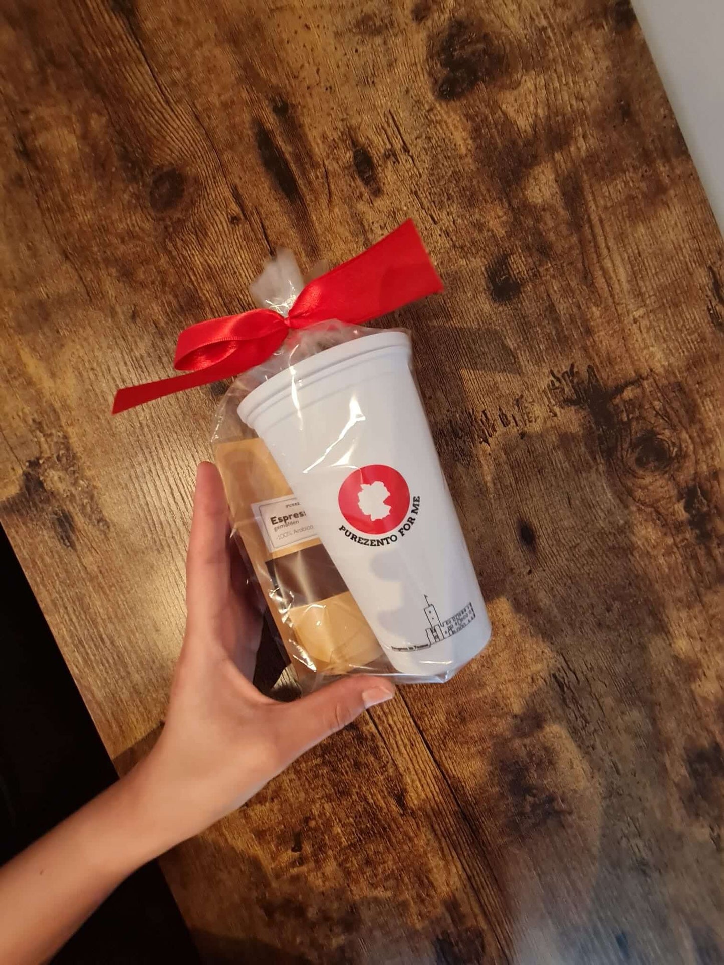 purezento for me coffee to go set cup with coffee and filter and red ribbon purezento for me website www.purezentoforme.com