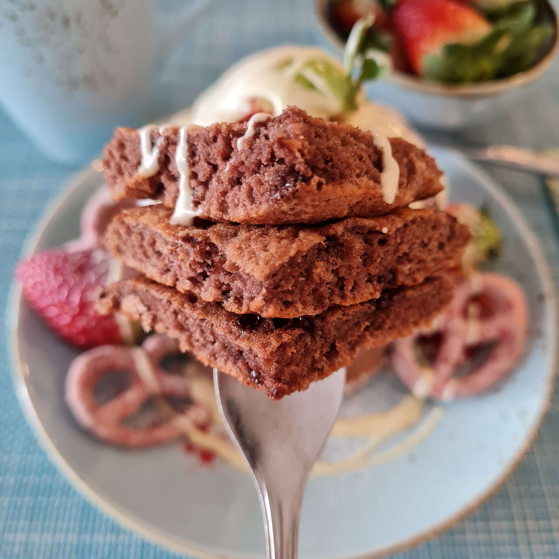 rainbow pancakes choco chips brown Product packaging with natural colored pancake baking mixture brown pancakes on plate 1 purezento for me website www.purezentoforme.com