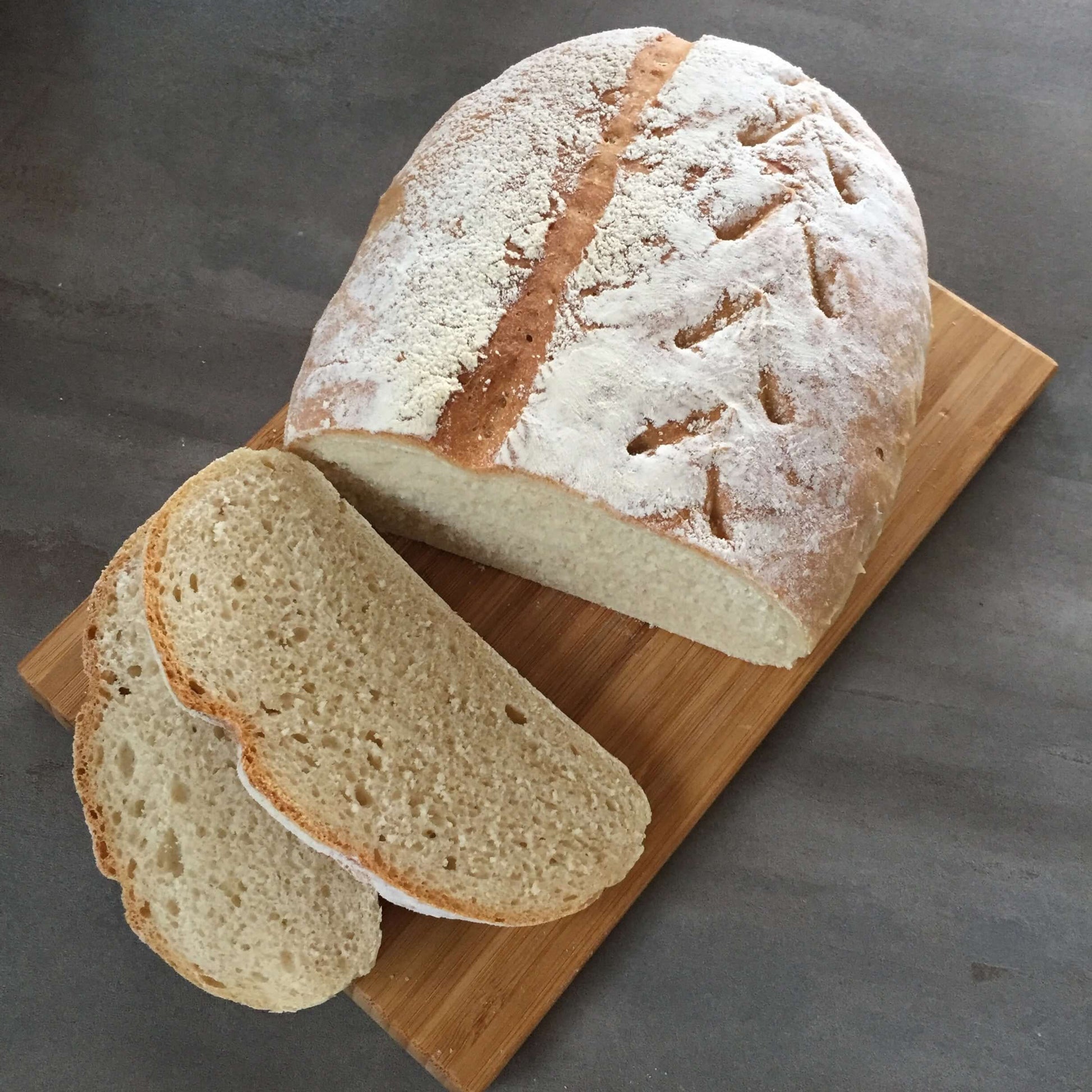 tommys spelt bread bread baking mixture baked bread on wooden plate purezento for me website www.purezentoforme.com
